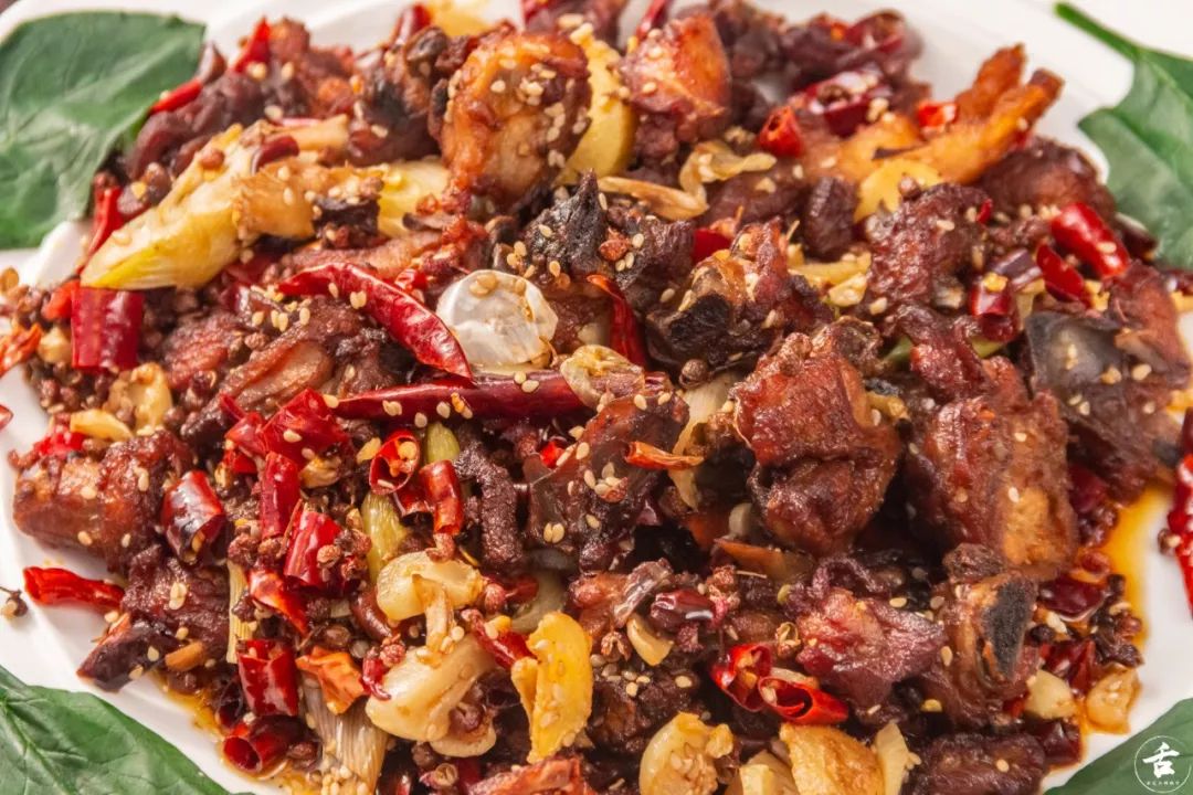 纸上烤鱼店免费送干煸鸡?24小时营业还能预定年夜饭?这家店有点意思