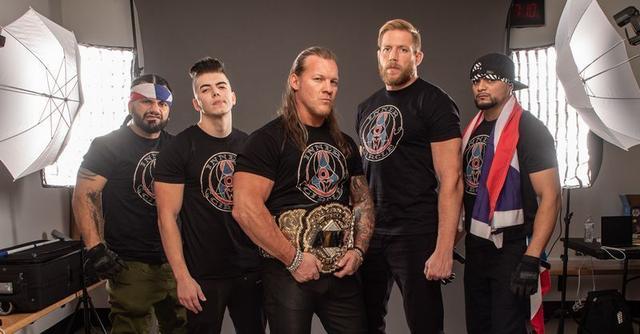 wwe摔小辉新闻:前怀亚特家族成员现身aew,与核心军团合照!