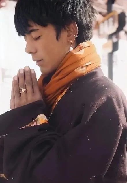 是普通人,就有瑕疵,就有好与坏,善与恶,人性没有绝对的黑白,本来就有