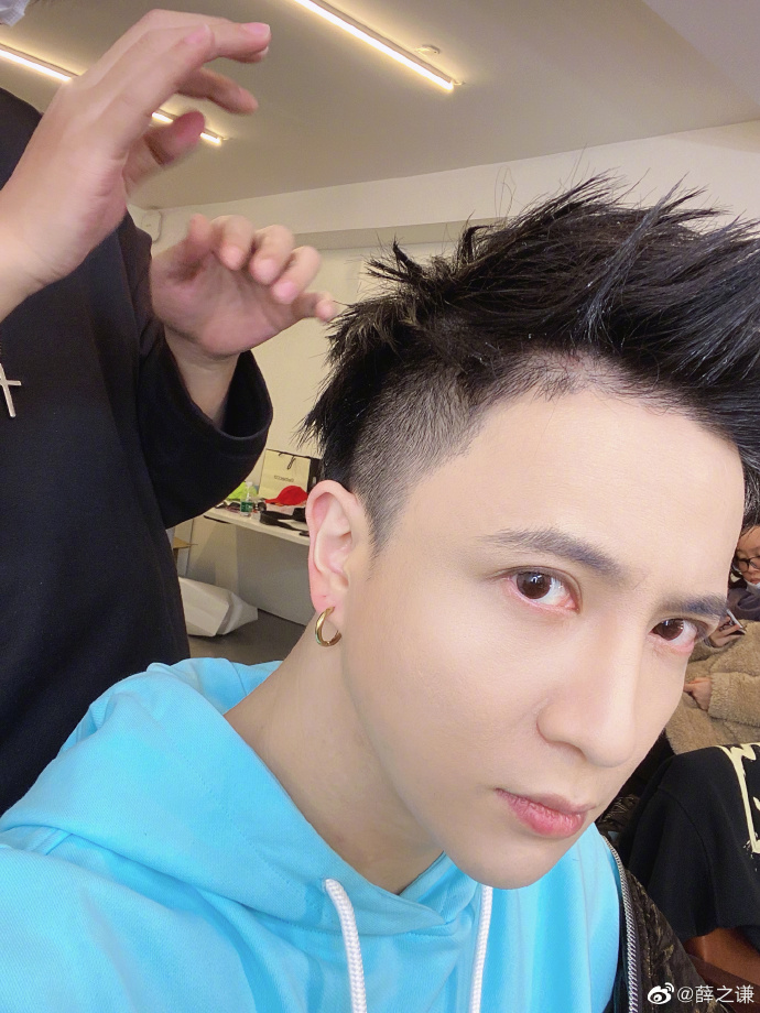 薛老师更博分享头发生长进度全新酷炫发型曝光