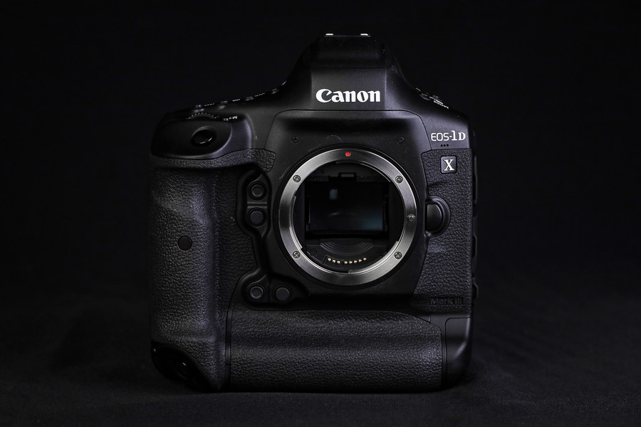 首先,佳能eos-1d x mark iii在传感器方面使用了全新的2010万有效像素