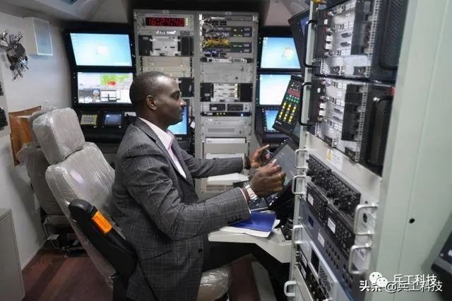 尼日利亚空军代表现场进行翼龙Ⅱ无人机相关的培训操作