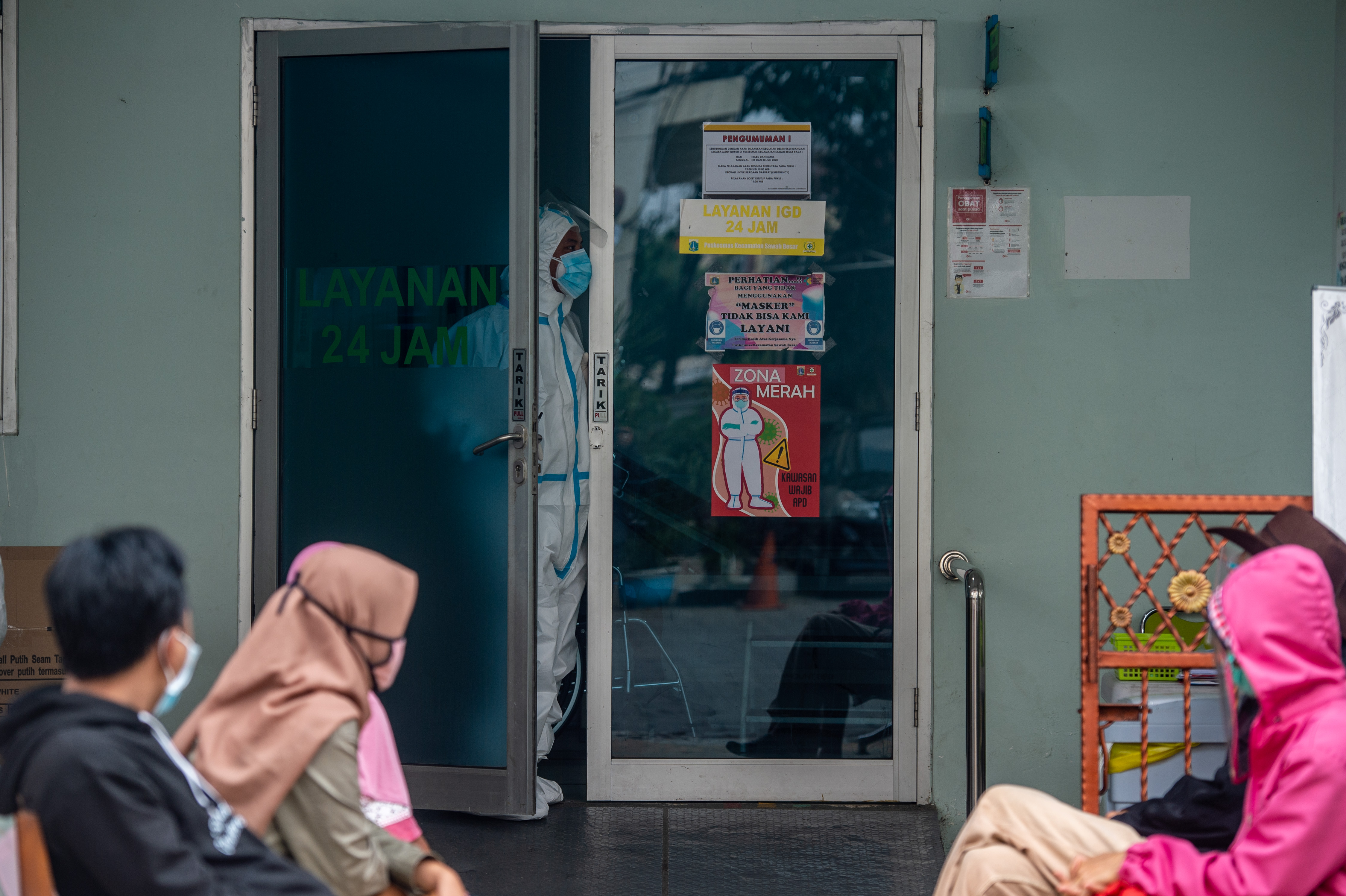 当地时间8月10日,穿着防护服的医务人员在印度尼西亚雅加达的一处新冠