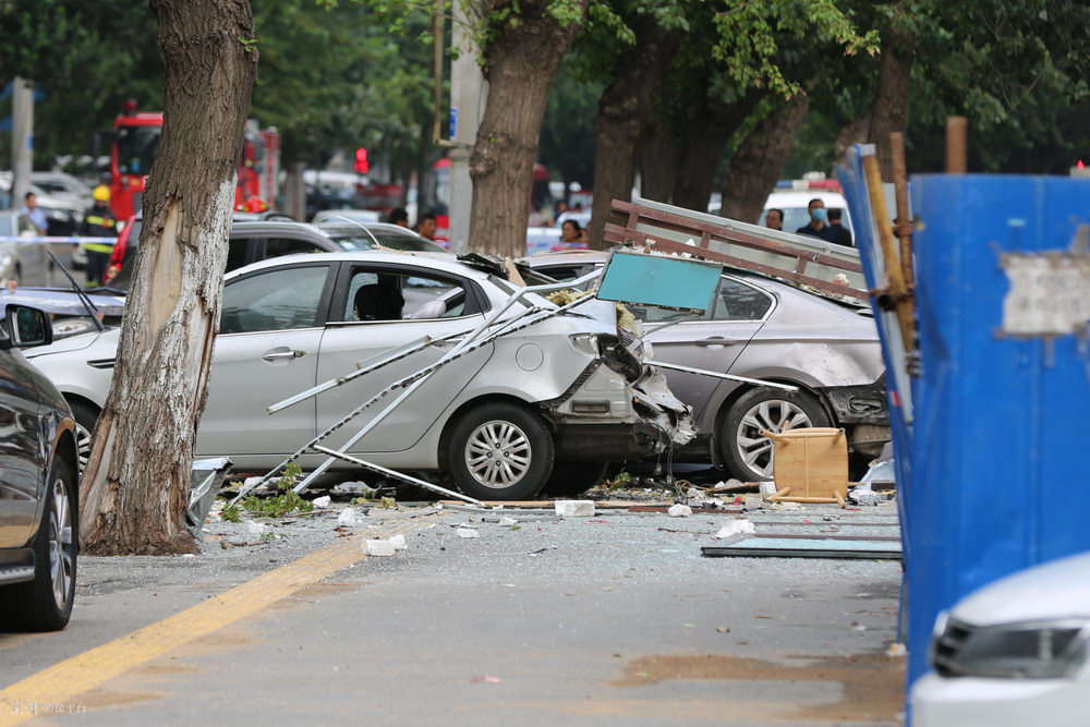 沈阳一小区门市发生爆炸02现场一片狼藉