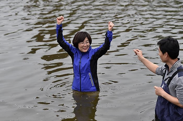 顺利当选后 韩国女市长当众跳进河里