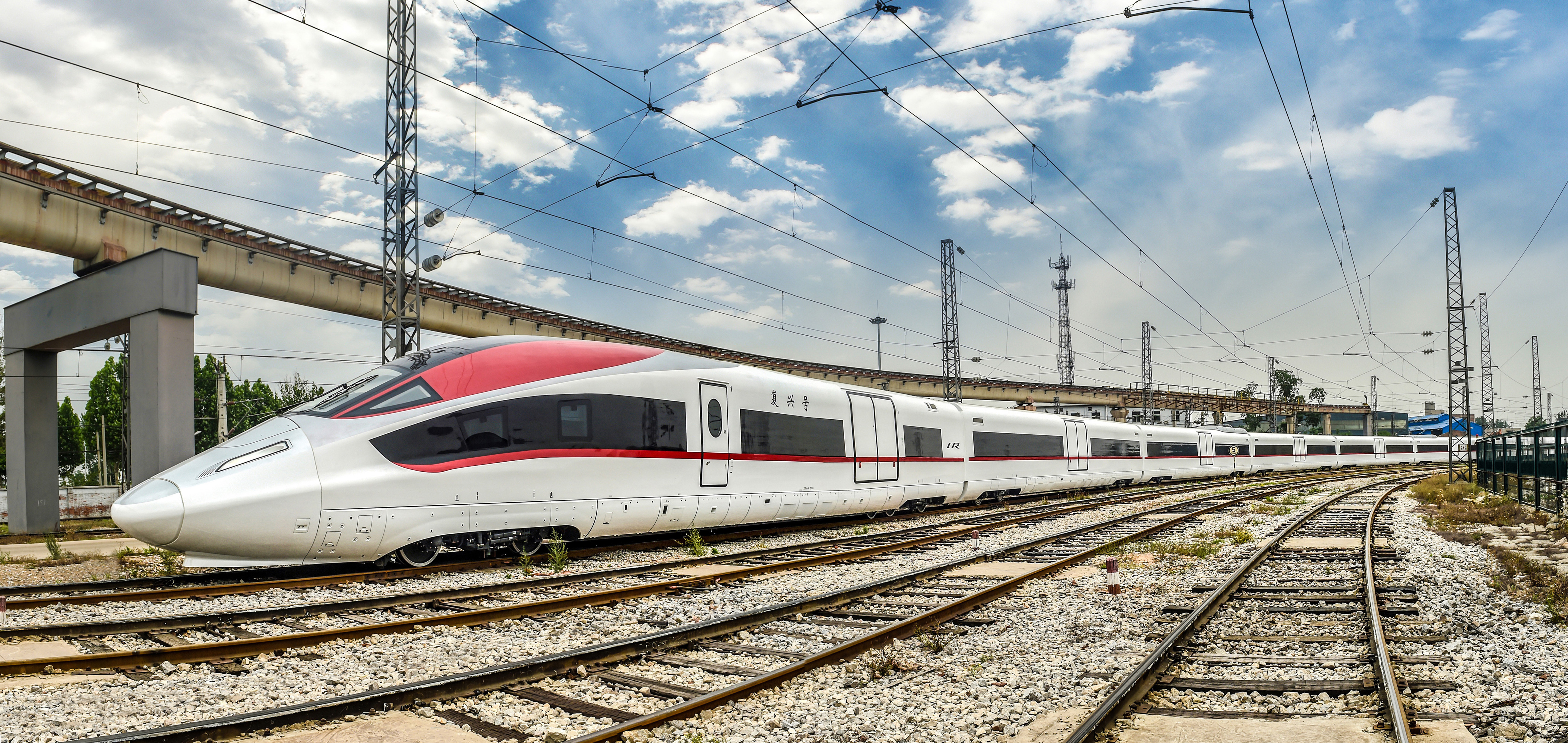 全球首列时速350公里高速货运动车组在唐山下线