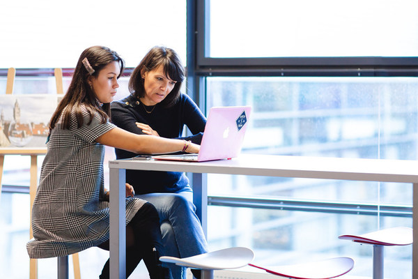 skema商学院为学生提供诸多就业服务,帮助学生成功进入职场.