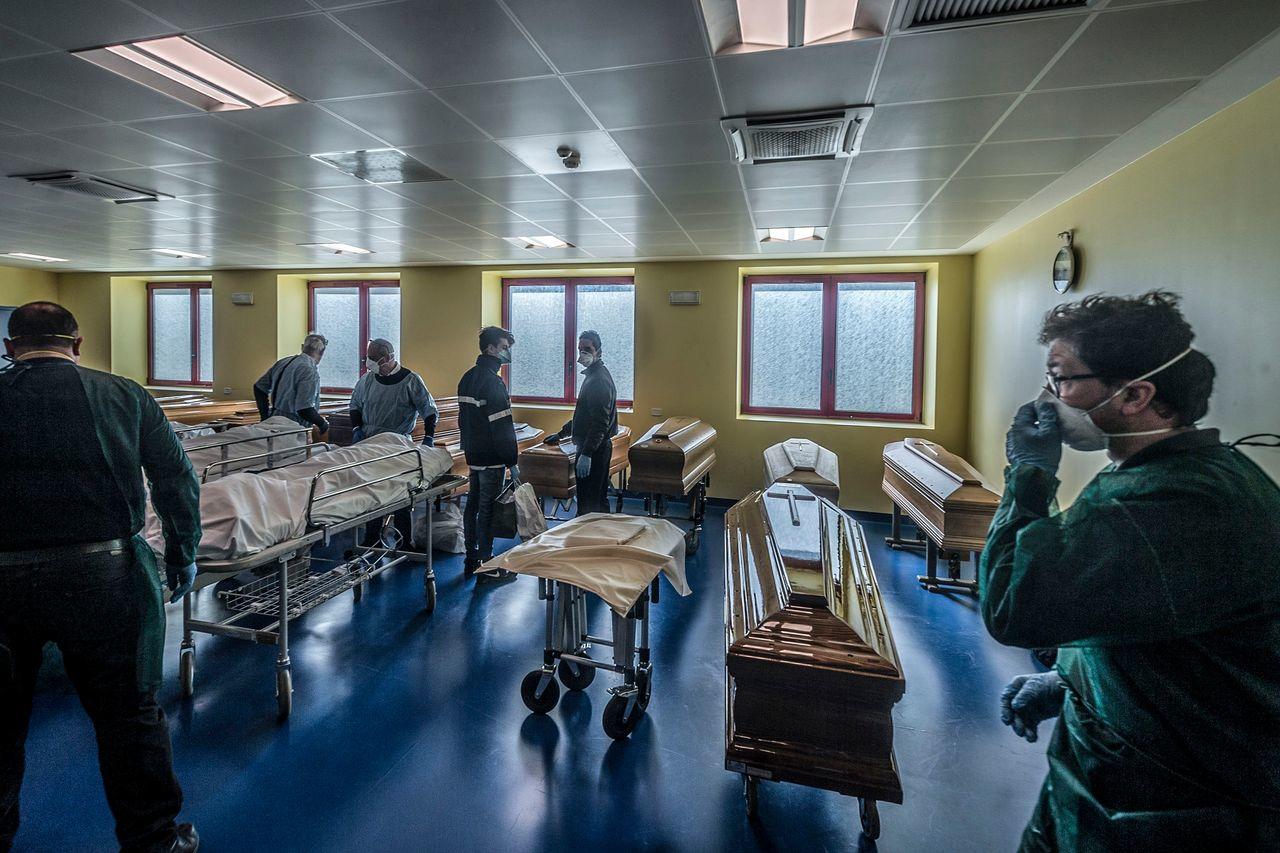 意大利贝加莫省ponte san pietro医院的太平间,截至当地时间3月3杖 