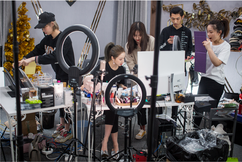 专访薇娅直播新零售帮助实体店引流直播间选品有三个标准