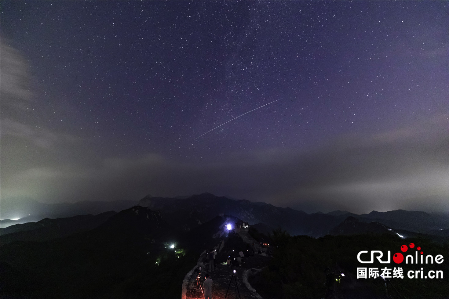 8月13日夜间,流星划过北京延庆附近晴朗的夜空,画面依旧迷人.