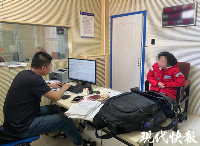 李某正接受讯问。 警方供图