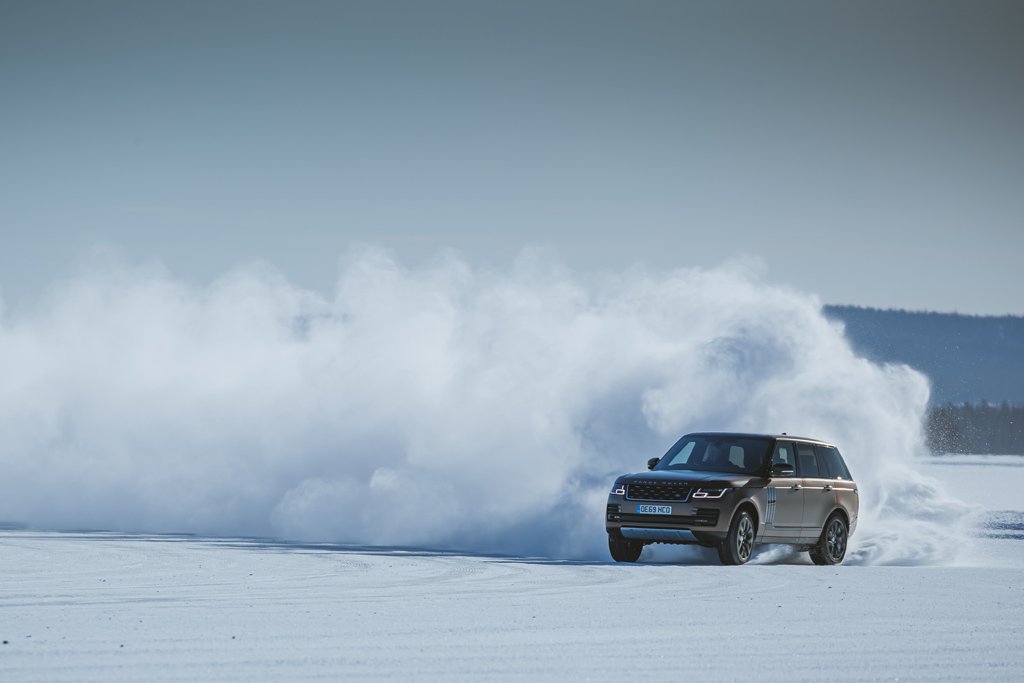 路虎以独特的雪景艺术庆祝成立50周年