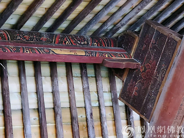 宏觉寺的旧殿修复中偶然发现的宋代梁檩彩绘（图片来源：凤凰网佛教 摄影：西宁宏觉寺）
