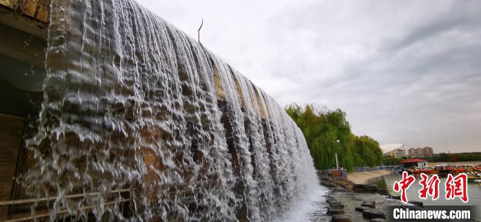 图为人造瀑布。 魏建军 摄