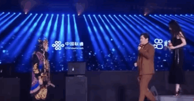 沈腾|杨幂扶沈腾下楼梯，结果却扶了个寂寞，引来网友不少热议