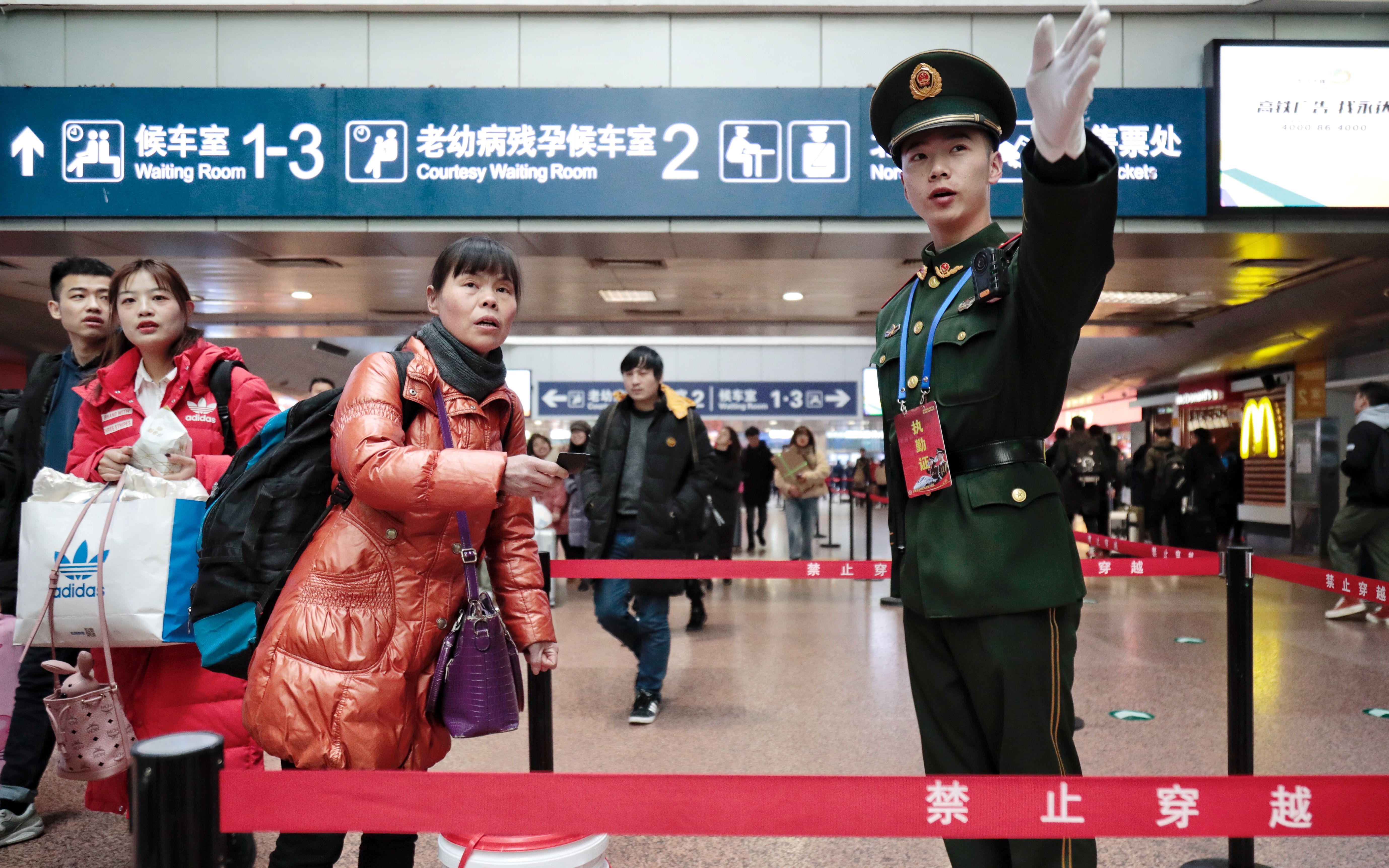 春运首日北京武警进火车站执勤熟背发车表服务问路乘客