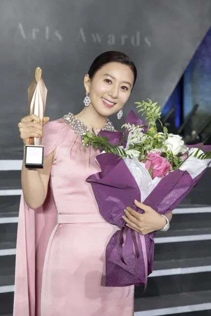 ▲第56届韩国百想艺术大赏，戴着全套卡地亚钻饰、身着粉色战袍的金喜爱拿下TV部最佳女主角。