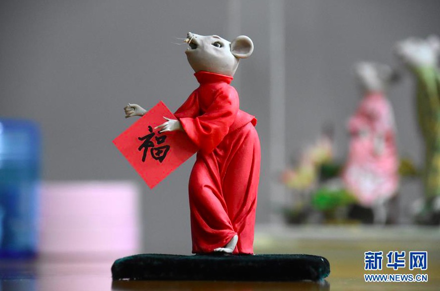 这是面塑匠人王玓制作的"金鼠送福"面塑作品(1月20日摄).