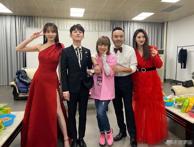 造型在线,主持水平也受到观众肯定!吴昕现在最大对手是沈梦辰吧