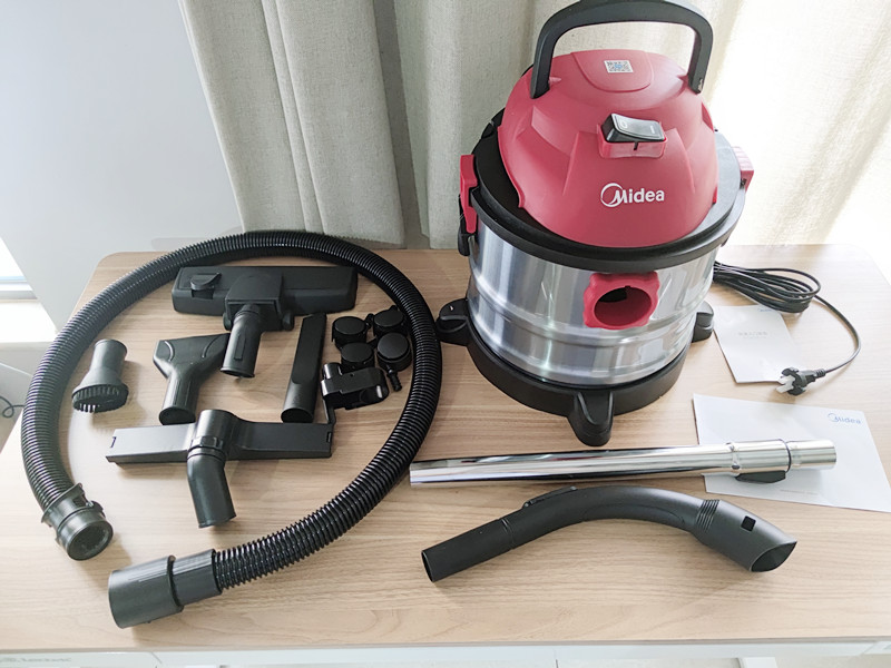 组装也非常的方便,首先把软管一端和吸尘器风口连接,旋转卡入即可.