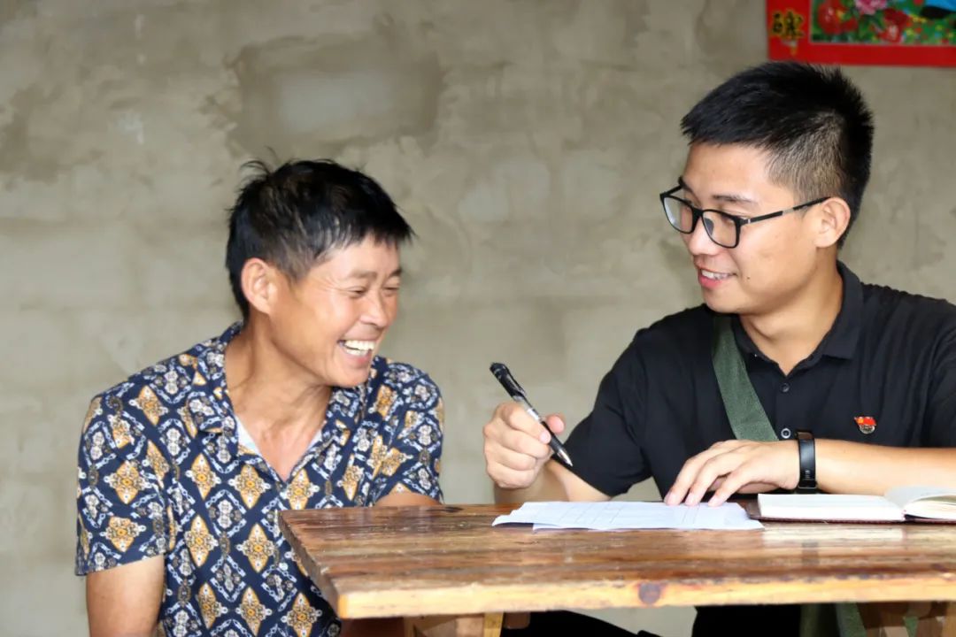 "90后"辅导员赵冰受电子科技大学选派,到贵州省岑巩县大有镇塔山村任