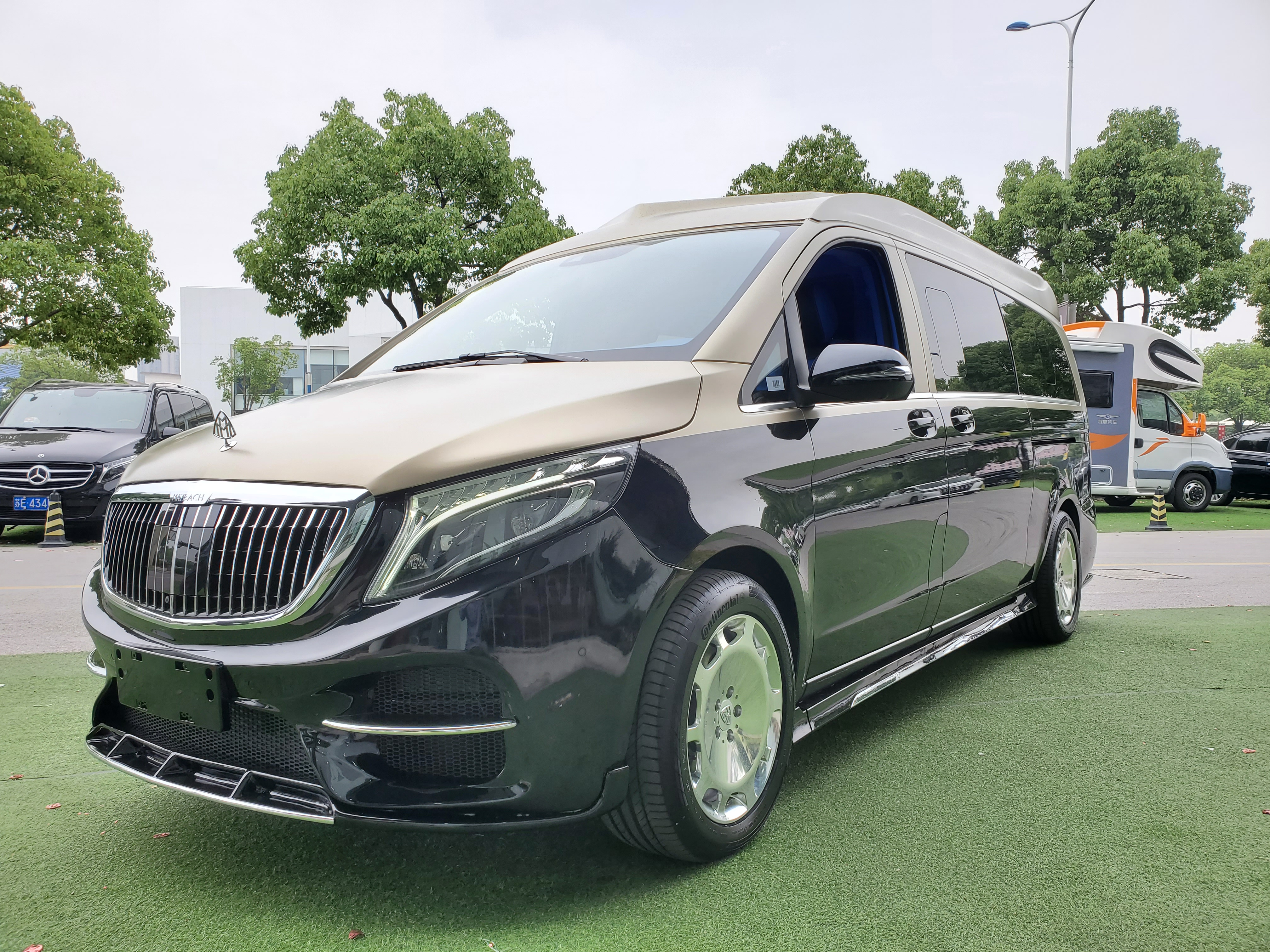 奔驰v260l双色限量迈巴赫版内饰靓丽舒适