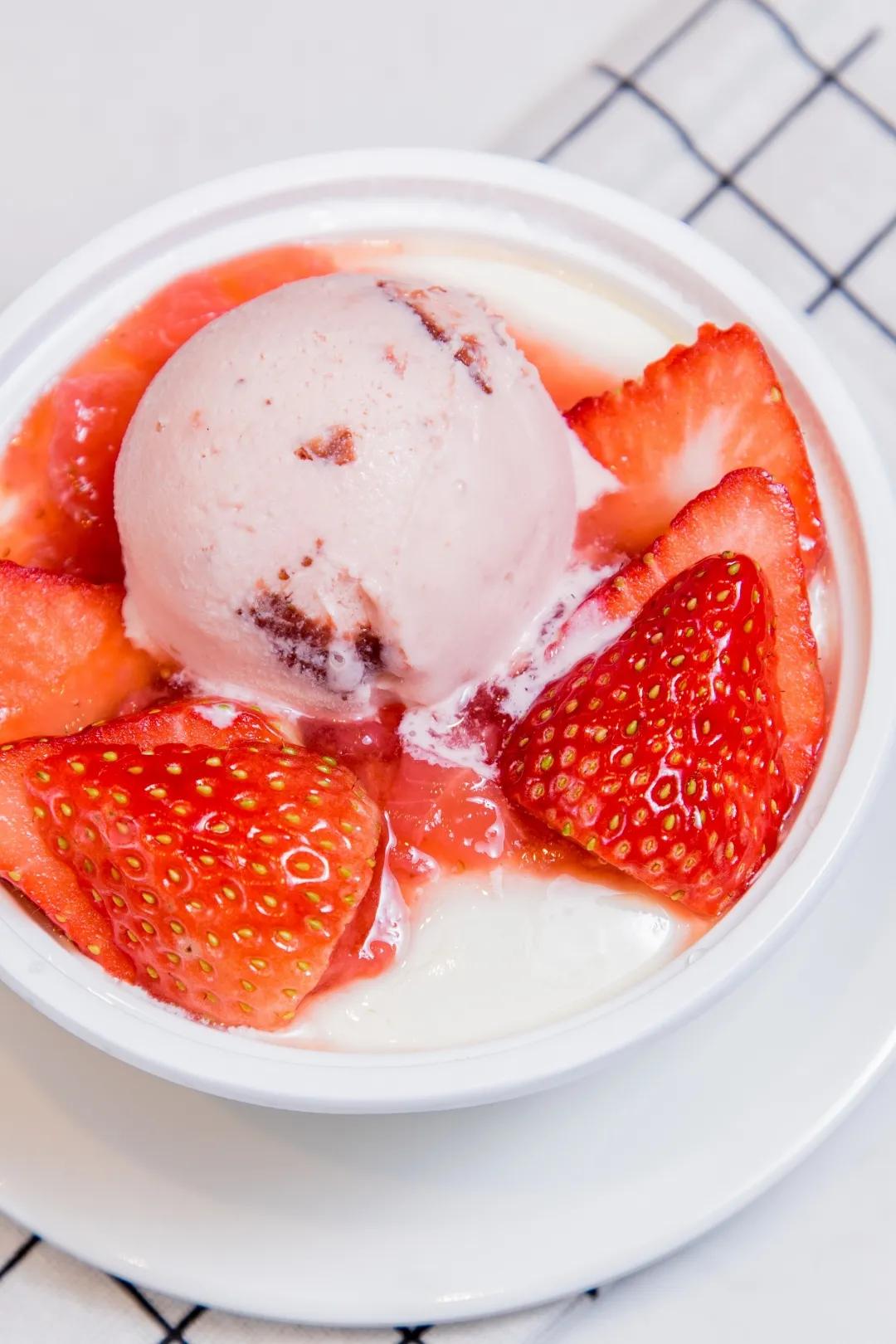 连名字也很少女的 草莓梦幻雪双皮奶 顶上铺着厚厚一层草莓酱 红颜