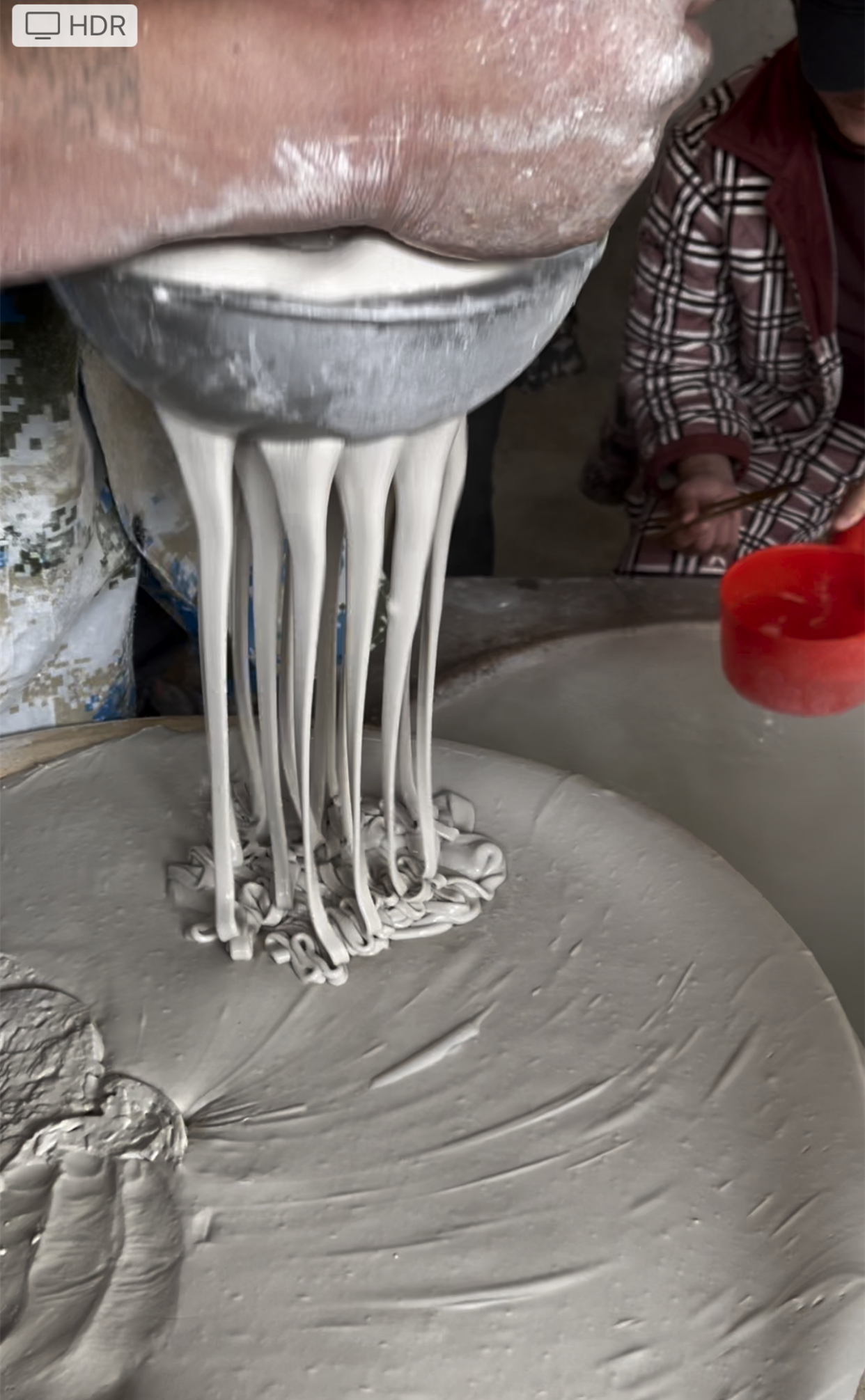 这小小的漏勺上也有不少玄机,漏勺上的孔有圆的,也有扁的,决定了粉条