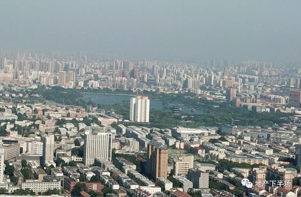 (大明湖上空东南望孤立的东湖大厦,超然楼都黯然失色)