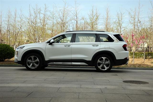 家庭适用经济6座车 试驾北京现代胜达