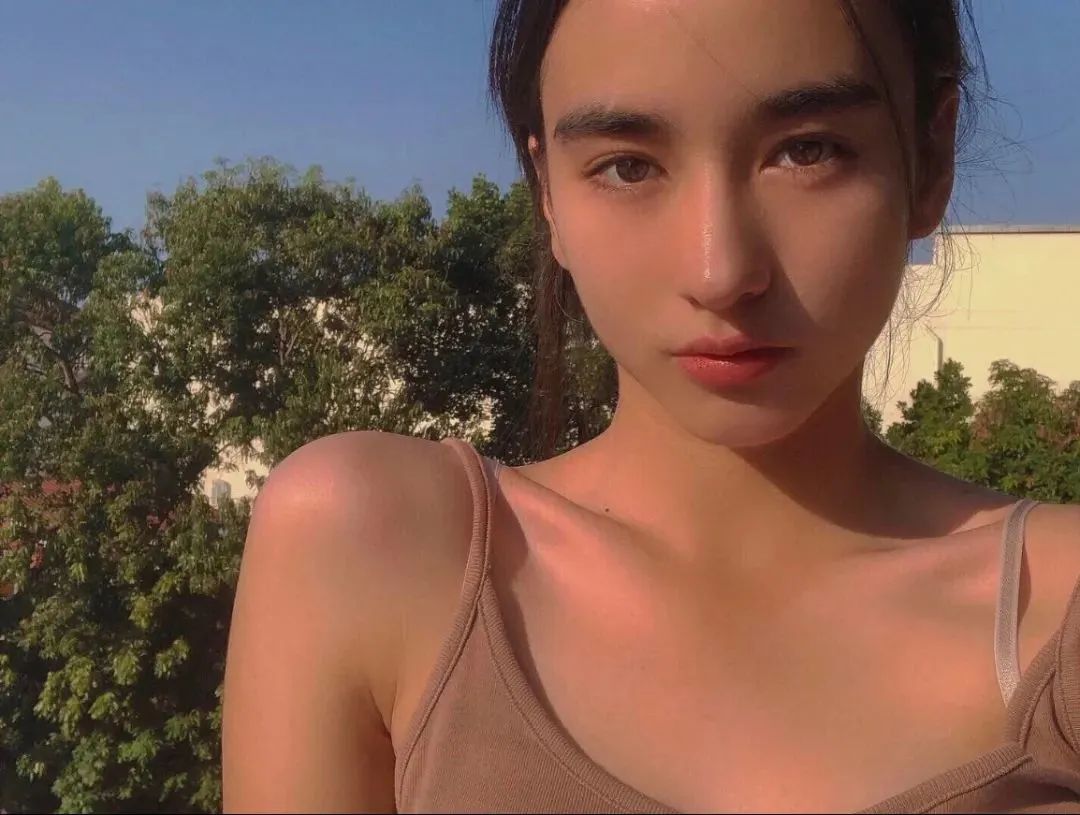 被称作雨林精灵的00后小花李宛妲真的很宝藏