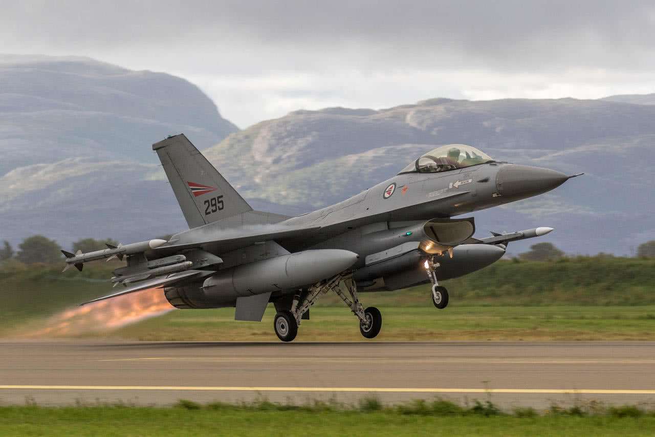 尼日利亚拒绝f16点名要买枭龙战机价格更贵也必须采购