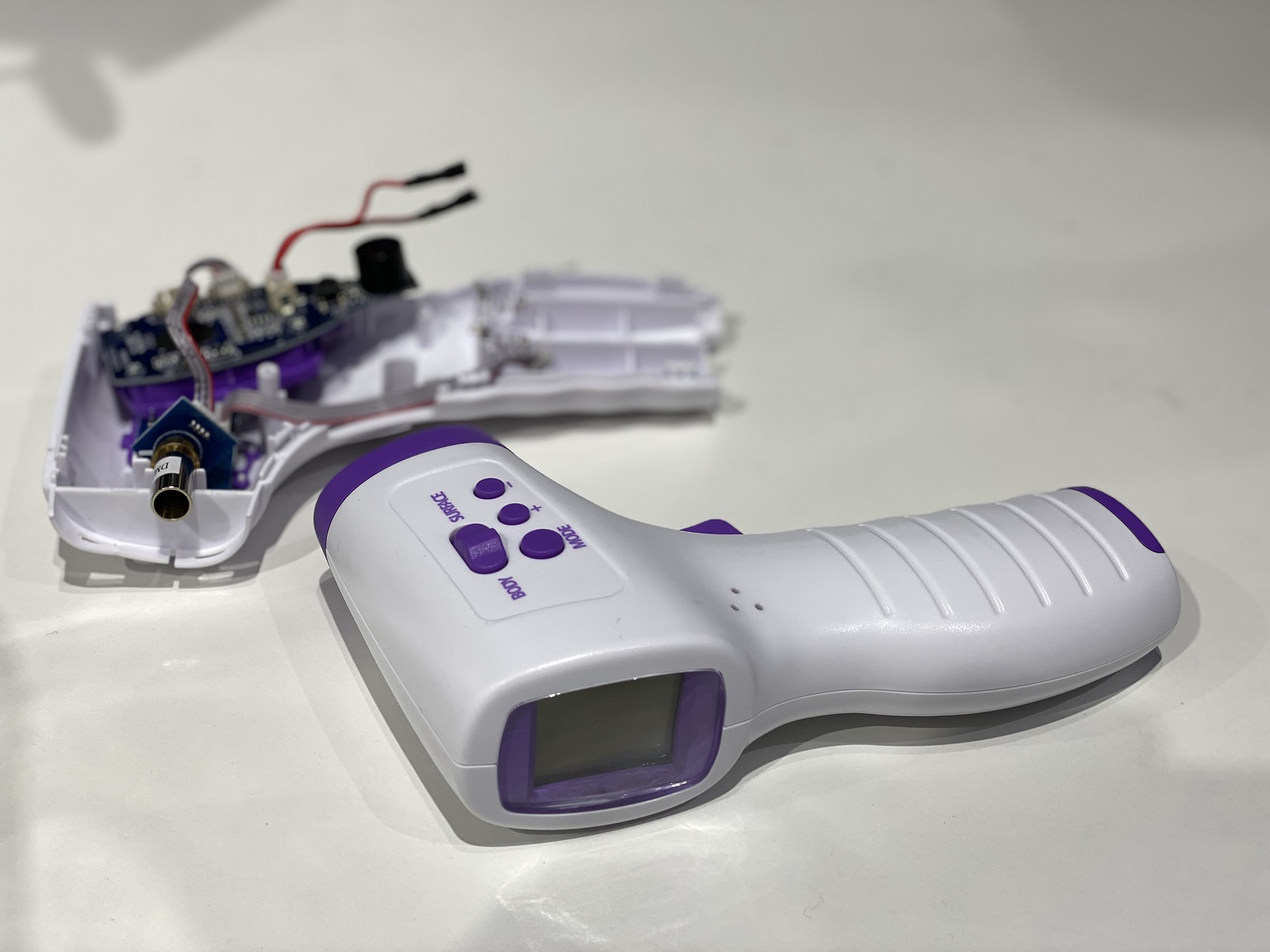 国家智能传感器创新中心内展示的一款用于额温枪测温的红外传感器