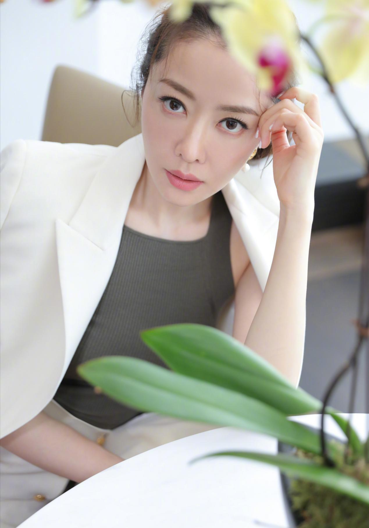 40岁熊黛林颜值绝了!女团身材令人羡慕,展现女性最美状态__凤凰网