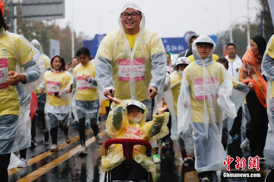 图为家庭跑选手在比赛中。 中新社记者 杜洋 摄