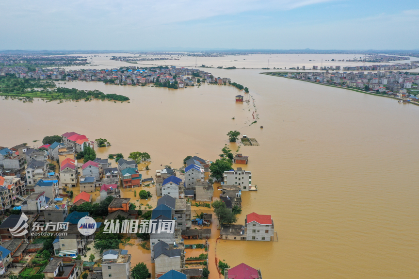 直击江西鄱阳昌江圩堤：仍在上涨的水位，拼命守护的家园