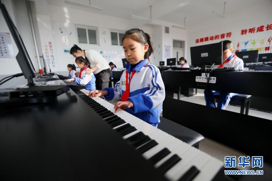 12月1日,山东省青岛市即墨区龙山中心小学钢琴社团的学生在弹钢琴。 近年来,为培养学生兴趣爱好,丰富校园文化生活,山东省青岛市即墨区龙山中心小学以社团活动为平台,积极开展特色教育活动。学生可根据喜好自主选择参加足球、国画、钢琴、手工等多种社团课程,让孩子们在推进素质教育的过程中快乐成长。 新华社发(梁孝鹏 摄)