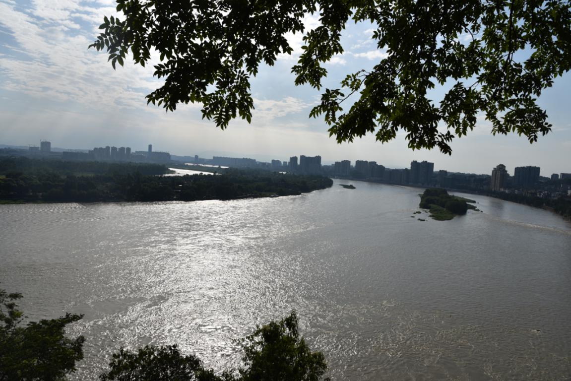 岷江在宜宾合江门汇入长江时的情景（笔者实拍）