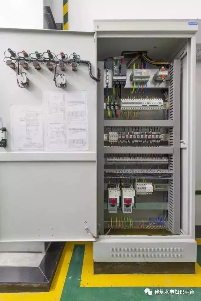 配电箱内电缆排布有序,回路标识清晰