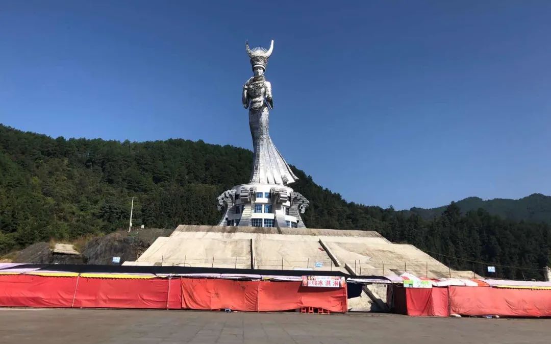 仰阿莎女神像图片