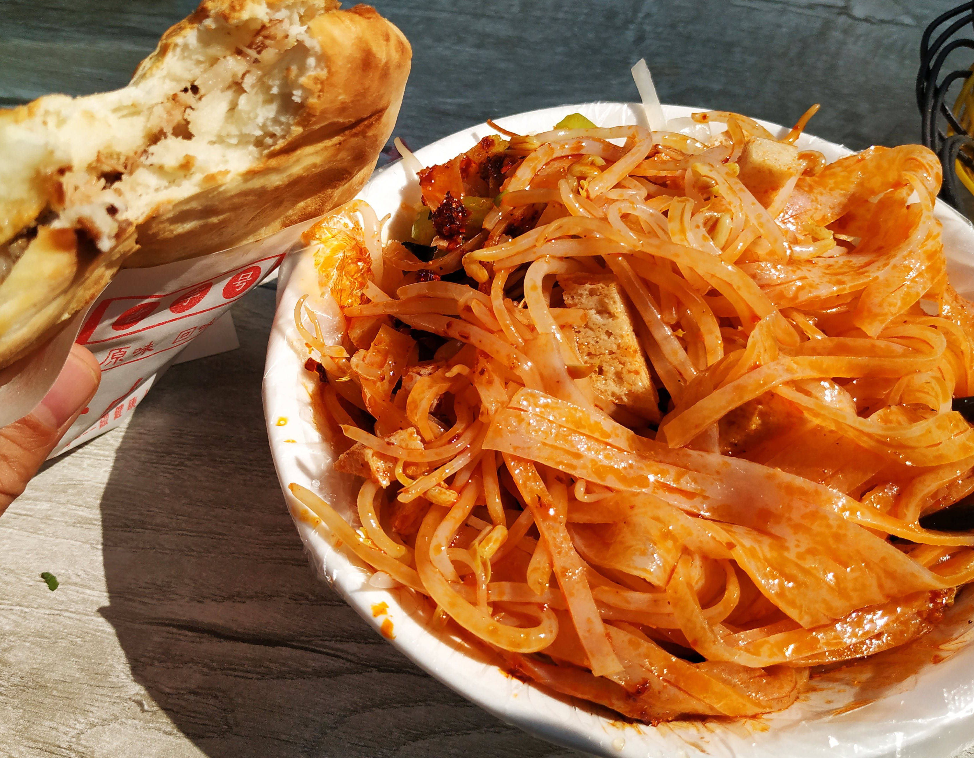 探访西安4a景区旁城中村,村里有个袖珍美食街,白领学生都爱来