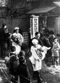 1948 年 1 月 16 日，将孩子从寿产院转移至国立第一医院 图源：每日新闻社