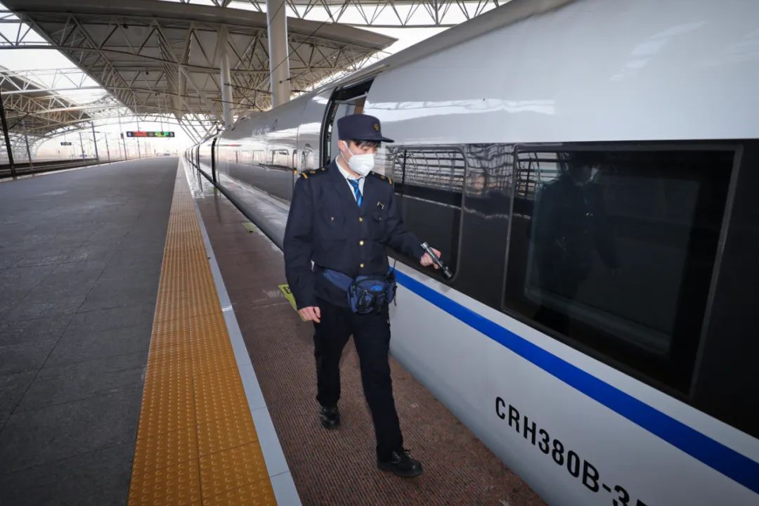 除了以昆山为始发站的g7215次列车,还有苏州站始发,途经阳澄湖站,昆山