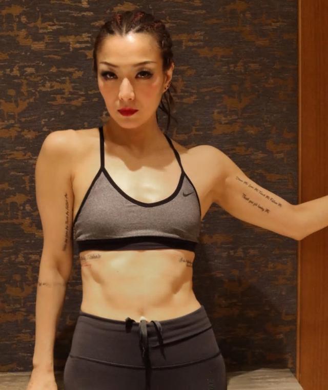 郑秀文李珊珊低调做善事,跟随义工到街头派发口罩