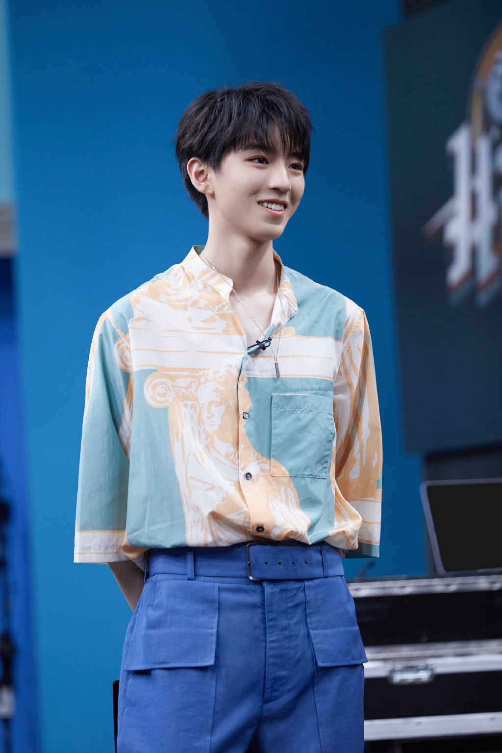 王俊凯穿雕塑印花衬衫 清爽海盐味配色__凤凰网