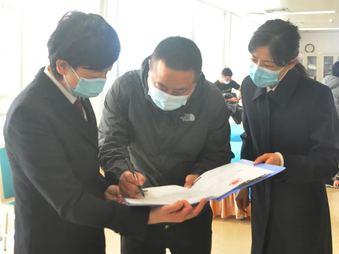 申请人在司法救助金发放登记表及送达回证上签字