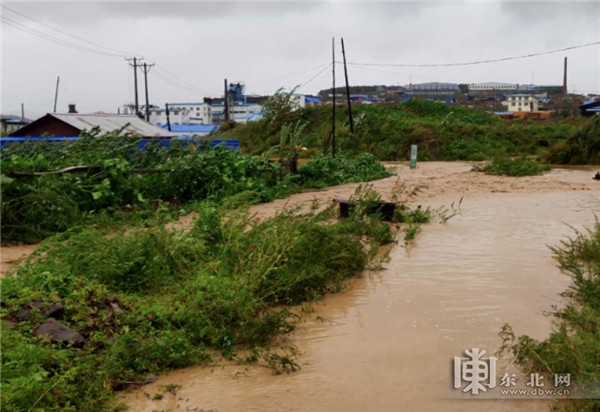 村民受困洪水民警緊急救援