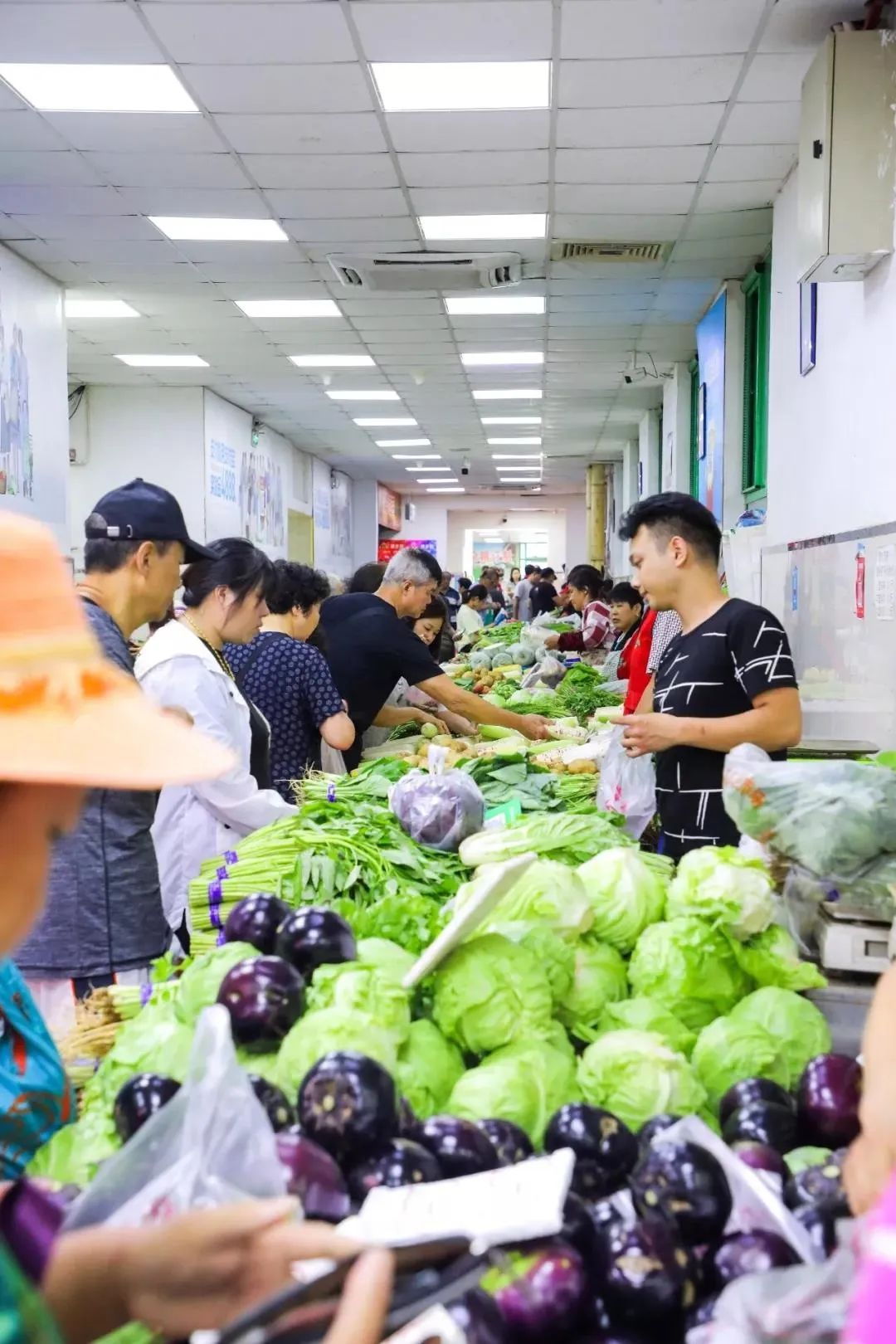 今天,北叔带大家一起重温北京·菜市场的热闹且熙攘的场景