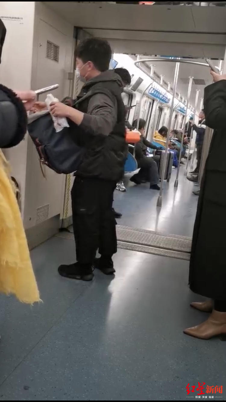 “需要口罩吗” 成都小哥一路询问，默默在地铁免费发口罩