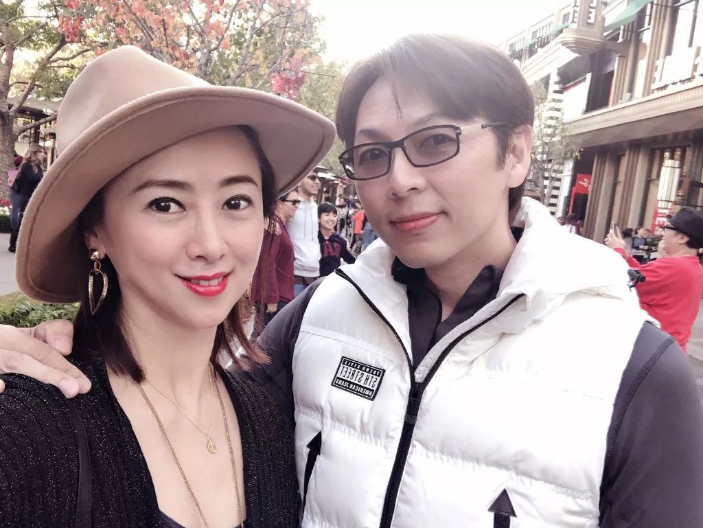 不得不说60后的翁虹与70后的老公果真是"驻颜有术",两人年龄加起来都